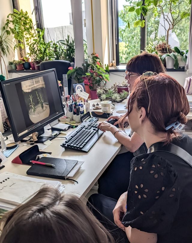 Kasia Molga and researchers at IBIOL reviewing digital plant research data. Photo Marginal